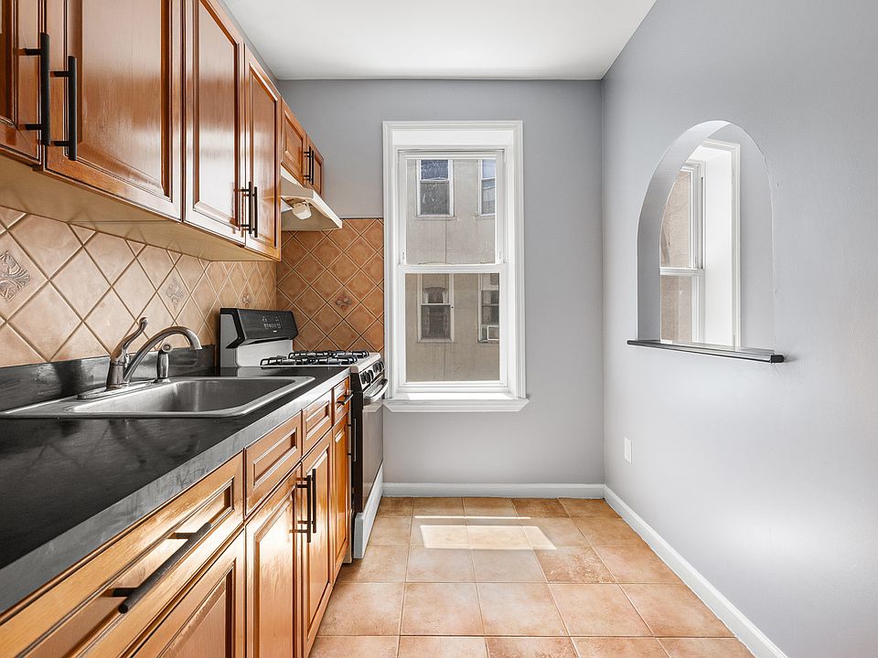 1st image of 853 40th St #4