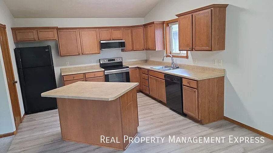 4 bed, 2.0 bath, 2008 sqft, $1,975 — Photo 1