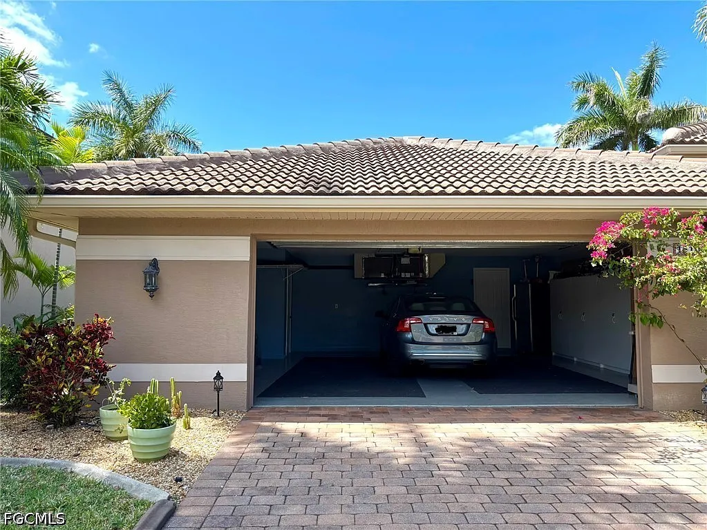 3 bed, 2.5 bath, 2054 sqft, $5,000 — Photo 2