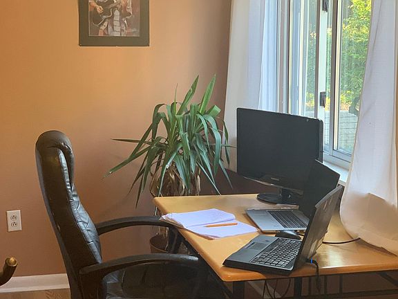 Bonus room/office space