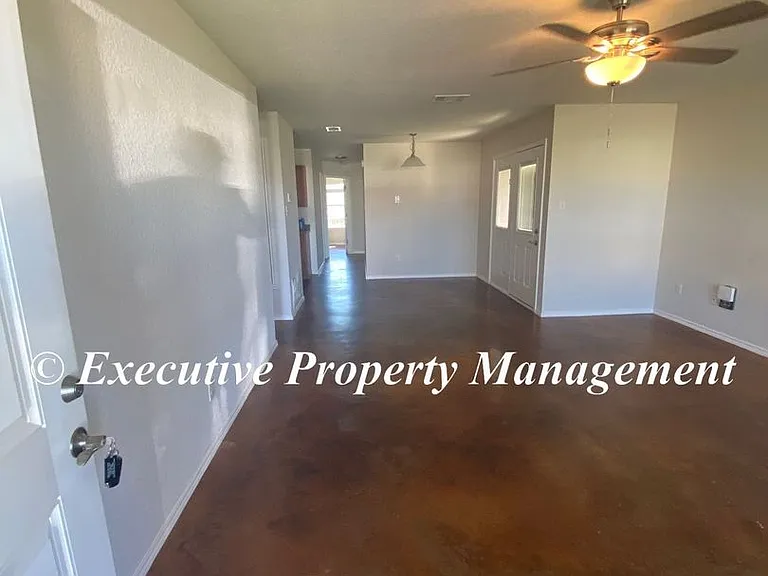 2921 Starlight Dr — Photo 2
