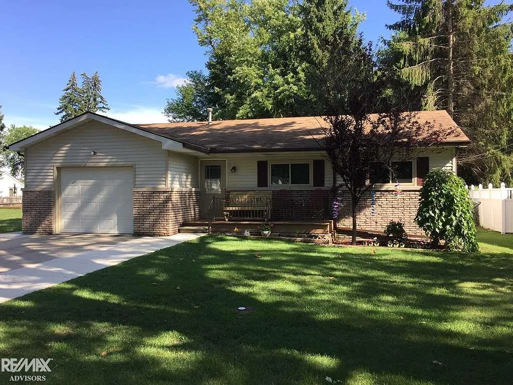 326 Lathrop St photo 1