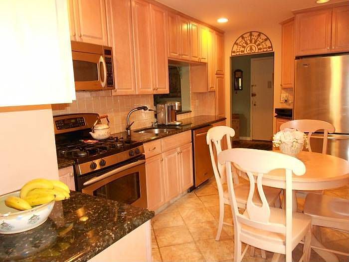 GRANITE EAT IN KITCHEN