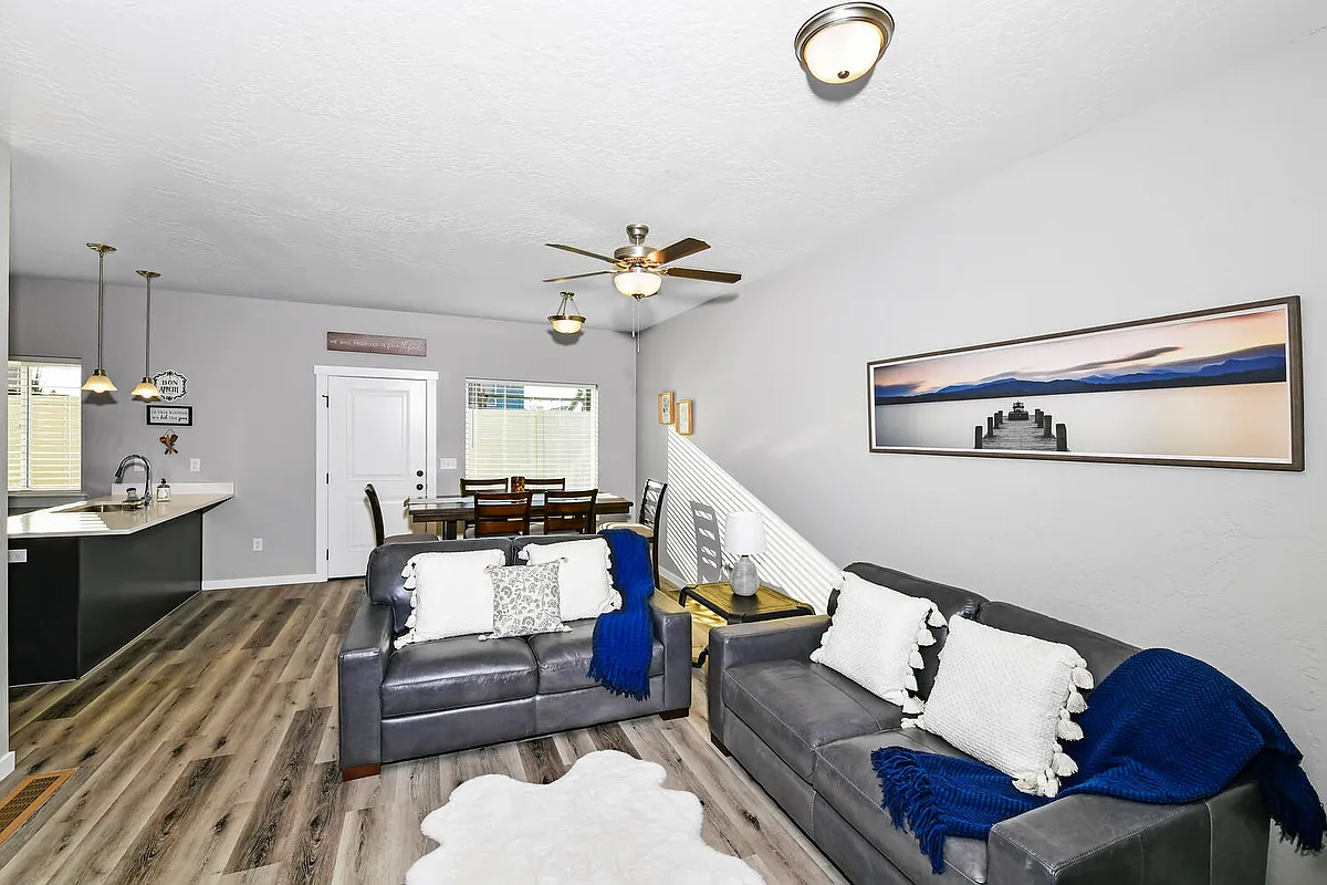 Interior - Living Room - 521 N Creative Way