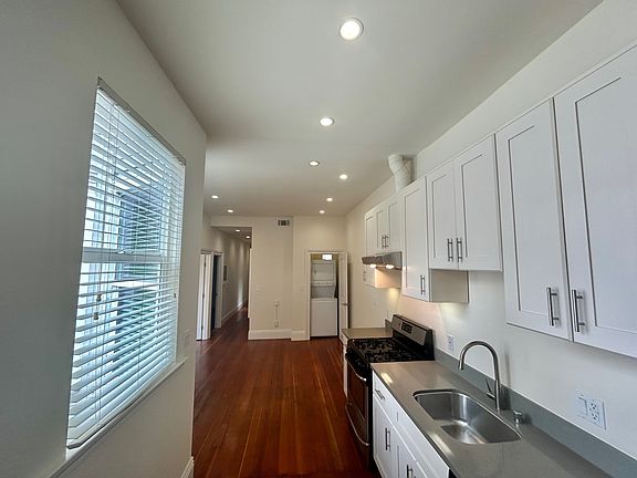 5th image of 2029 Oak St #B