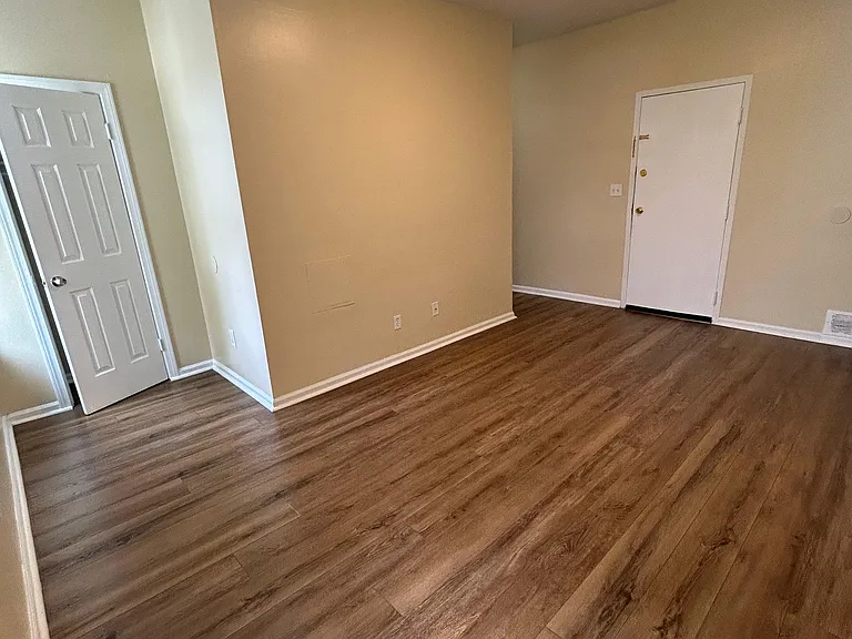 138 Hallock Ave #R2 — Photo 3