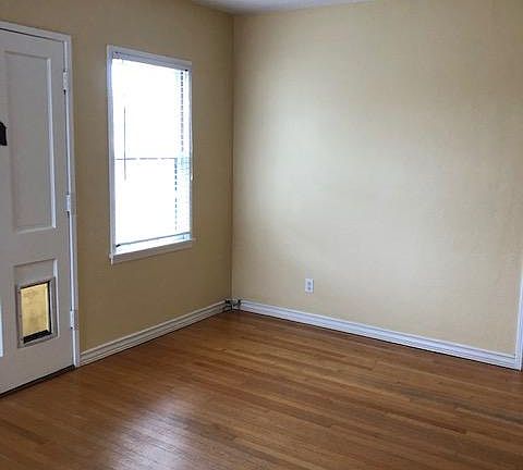 5th image of 263 1/2 Roycroft Ave