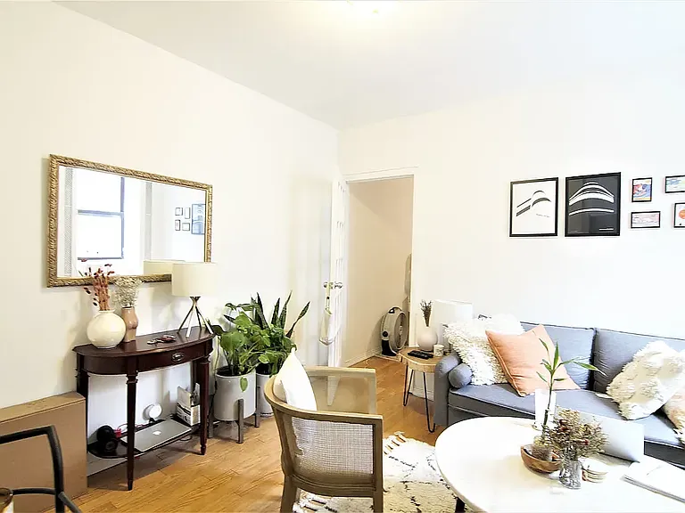 306 E 6th St #6 — Photo 2