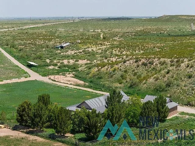 3 bed, 4.0 bath, 2300 sqft, $3,700 — Photo 2