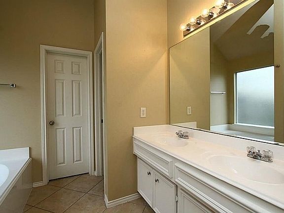 4th image of 16634 Hodgefield Ln