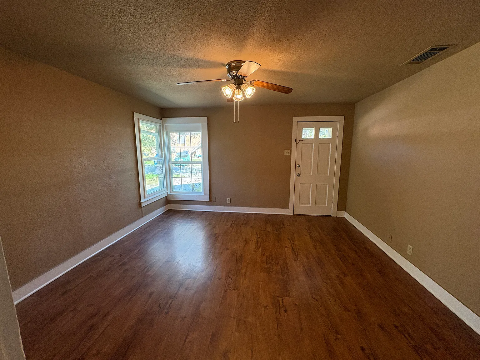 2 bed, 1048 sqft, $1,400 — Photo 2