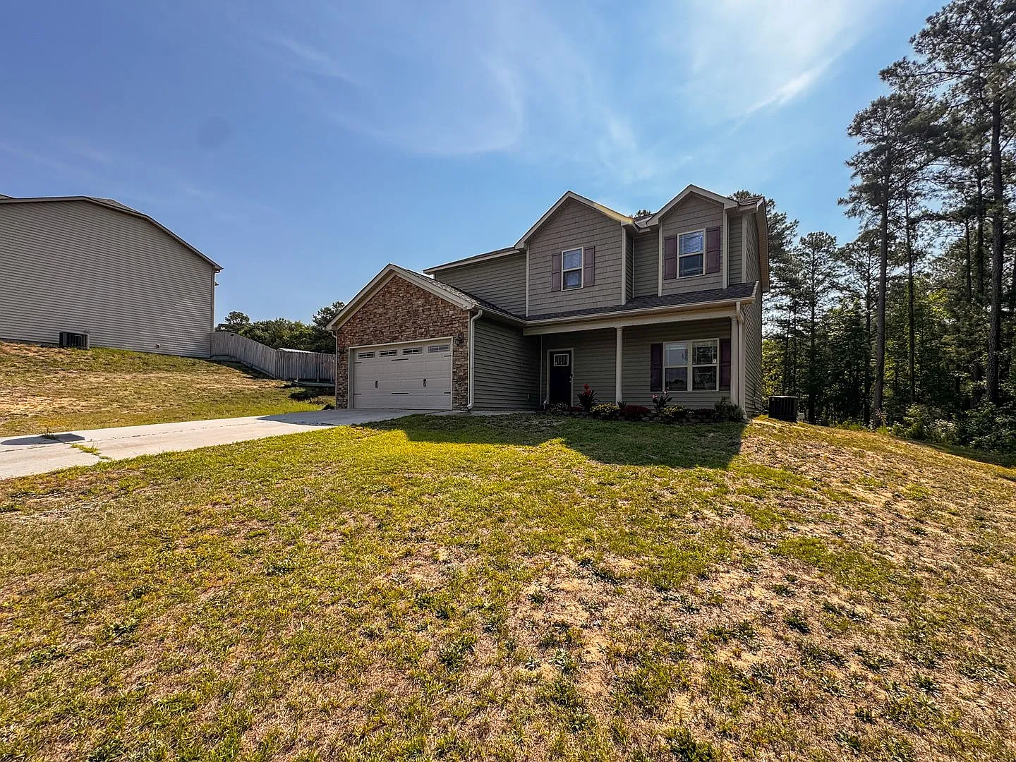Stunning 4 Bed 2.5 Bath Raeford Home on Cul-de-sac — Photo 2