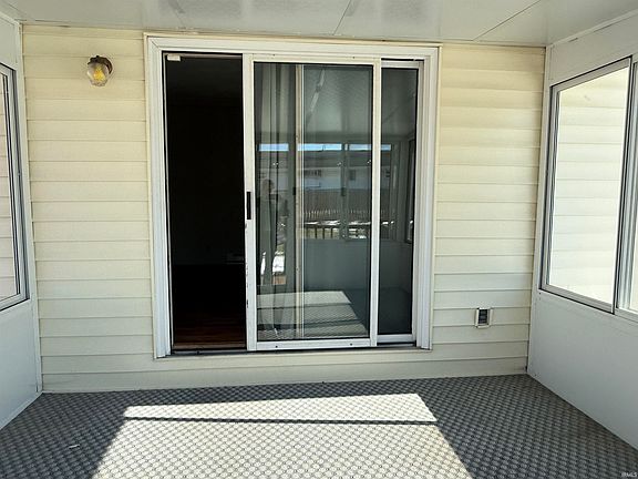 4th image of 303 N Meadow Ln