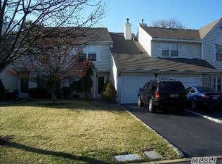 81 Mystic Cir, Bay Shore, NY 11706