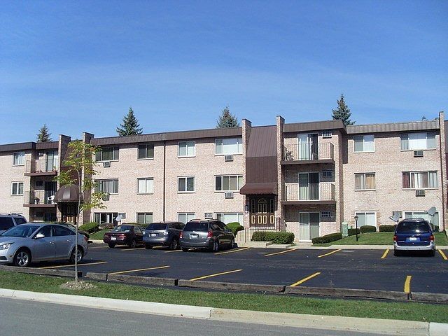2nd image of 710 W Huntington Commons Rd APT 2A