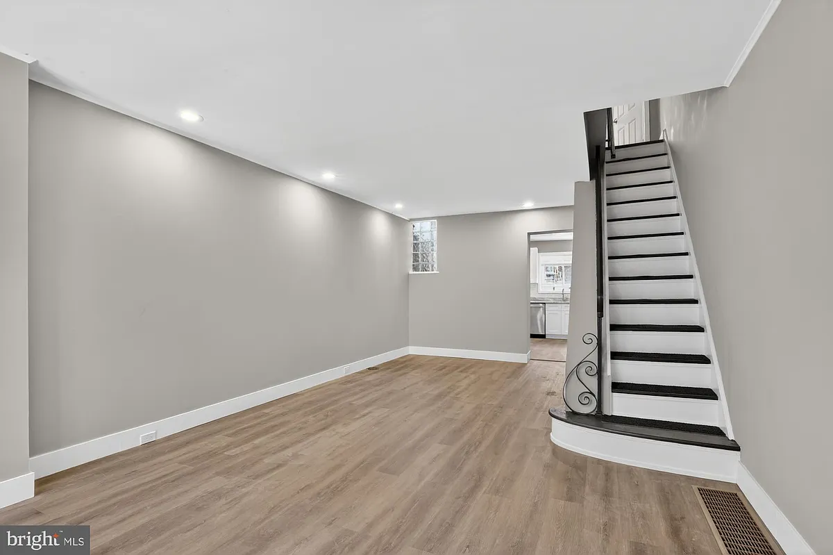 Building Photo - 2422 S Iseminger St