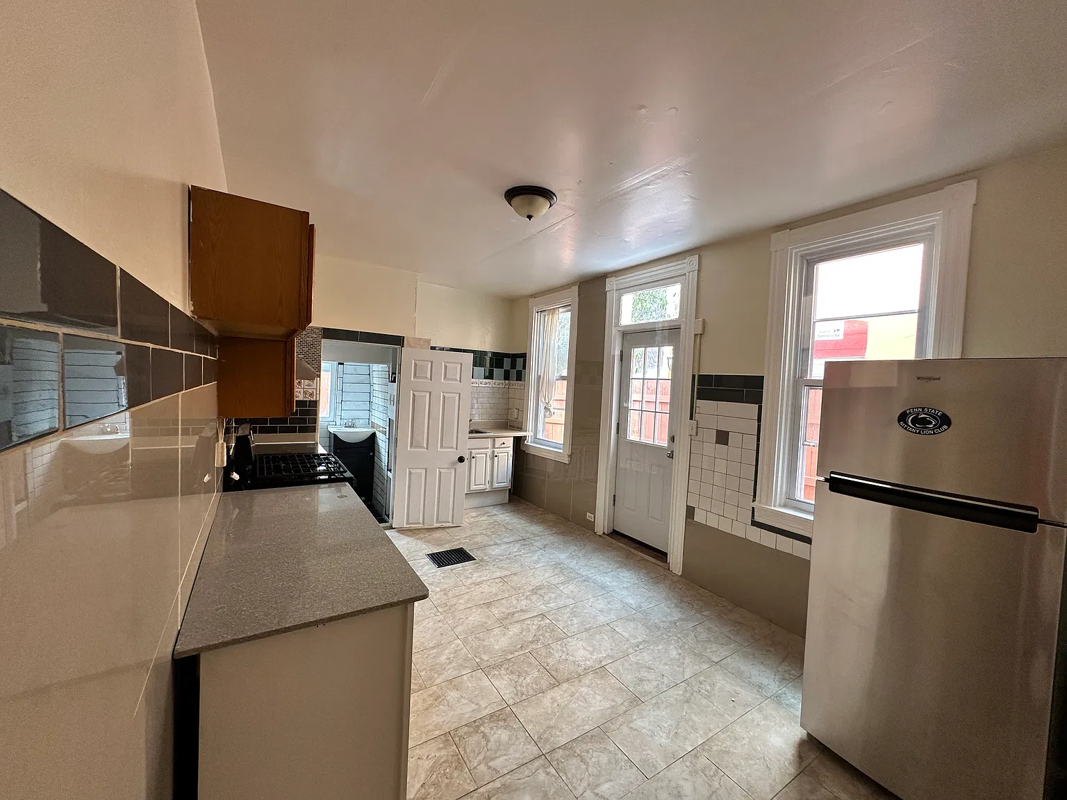 406 S Queen St — Photo 2