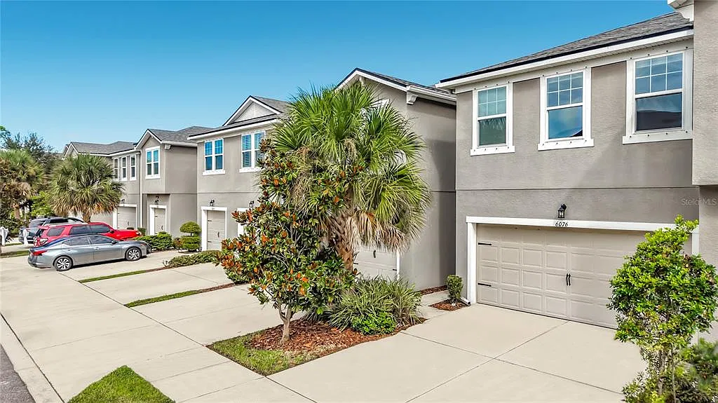 3 bed, 2.5 bath, 2281 sqft, $3,200 — Photo 2