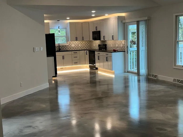 2301 Grant Ln — Photo 3