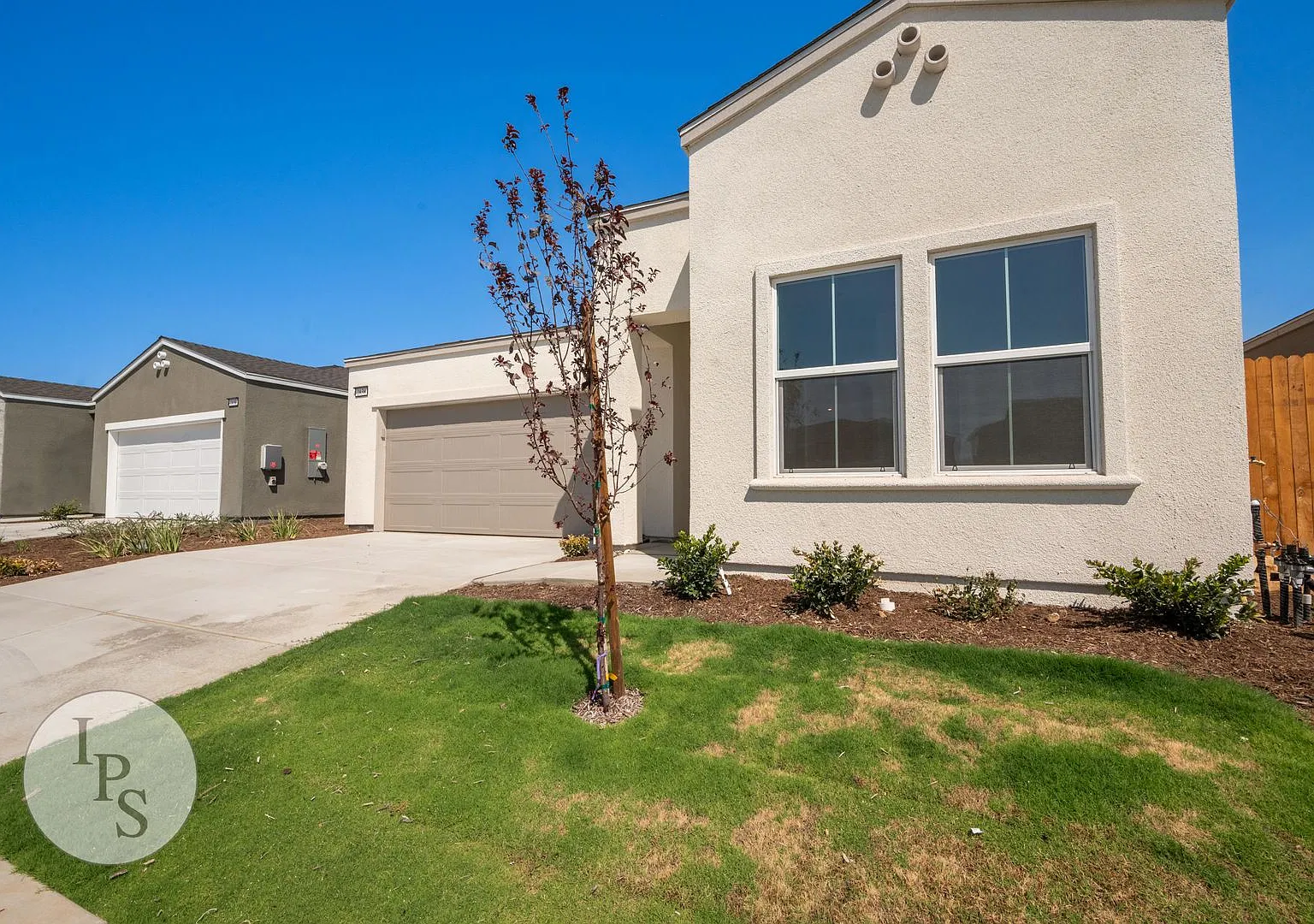Southeast Fresno Home 4 Bedrooms + Owned Solar & Battery Backup in CUSD — Photo 2