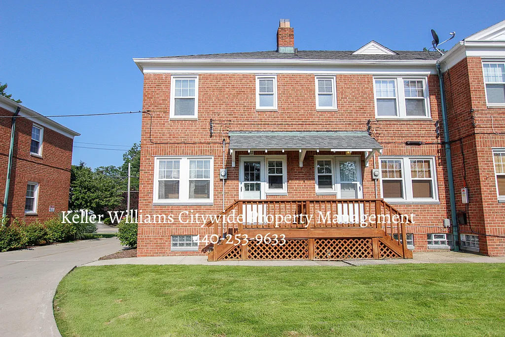 2 bedroom condo with garage in Rocky River — Photo 2