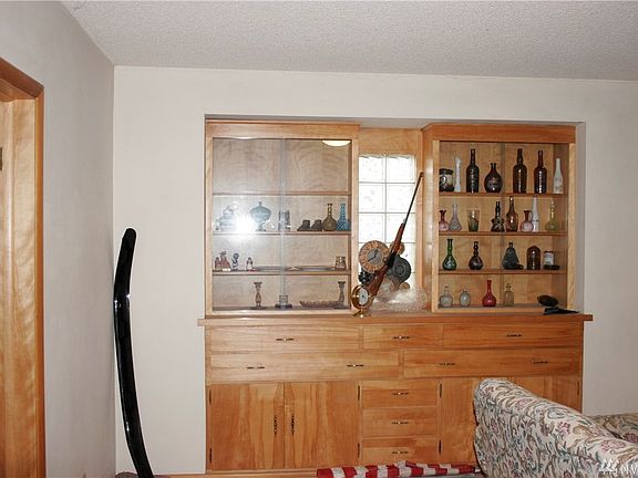 5th image of 104 E 1st Ave