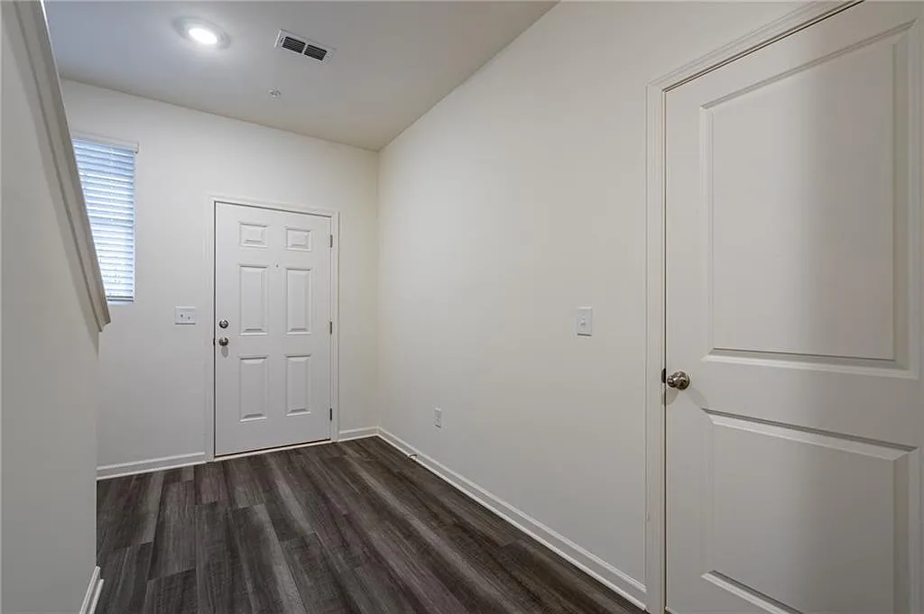 3 bed, 2.5 bath, 1421 sqft, $1,875 — Photo 4