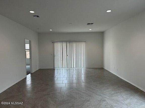 5th image of 579 W Woodward St