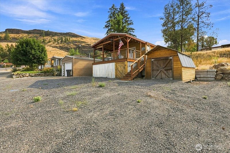 5th image of 810 Spokane Way