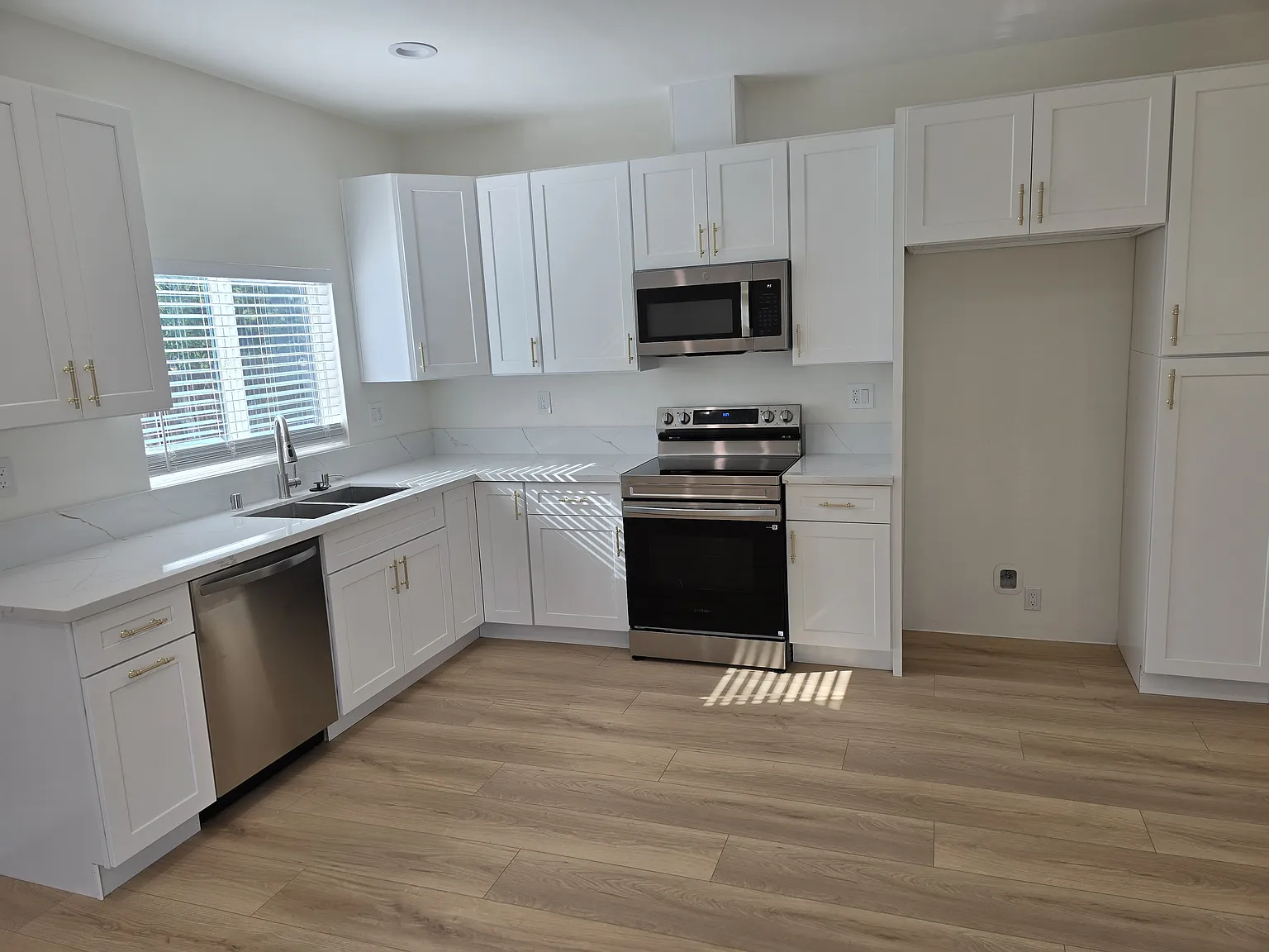 3 bed, 2.5 bath, 1200 sqft, $3,900 — Photo 2