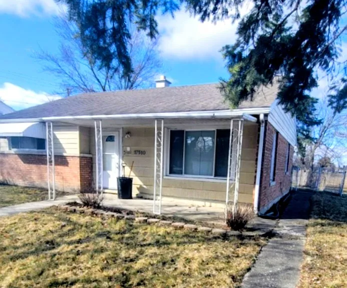 17510 Lincoln Ave — Photo 2