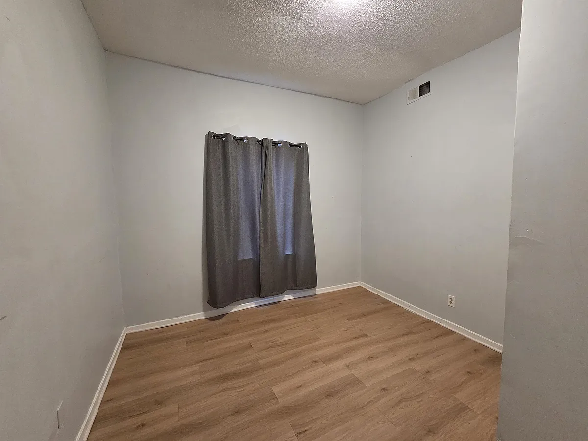Building Photo - 993 Oakview St #101