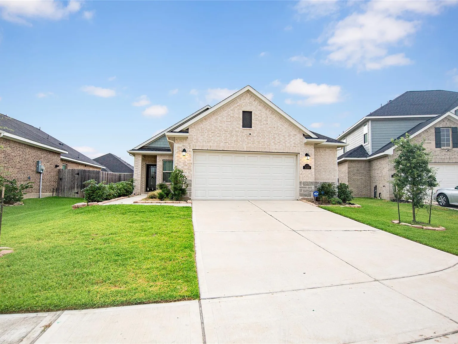 3 bed, 2.0 bath, 1269 sqft, $2,160 — Photo 2