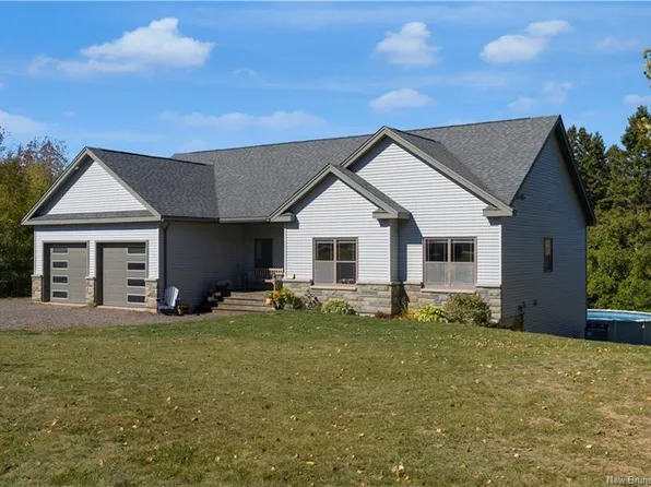 897 Riverview Dr E, Sussex, NB E5P 3P8