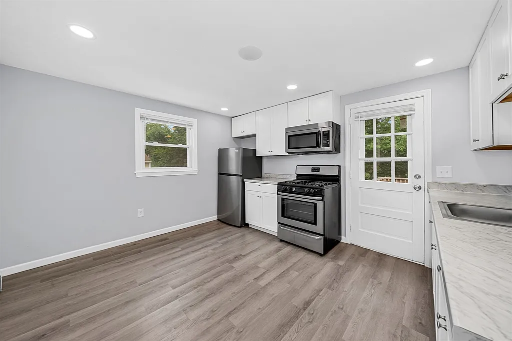 2 bed, 1.0 bath, 920 sqft, $2,400 — Photo 2