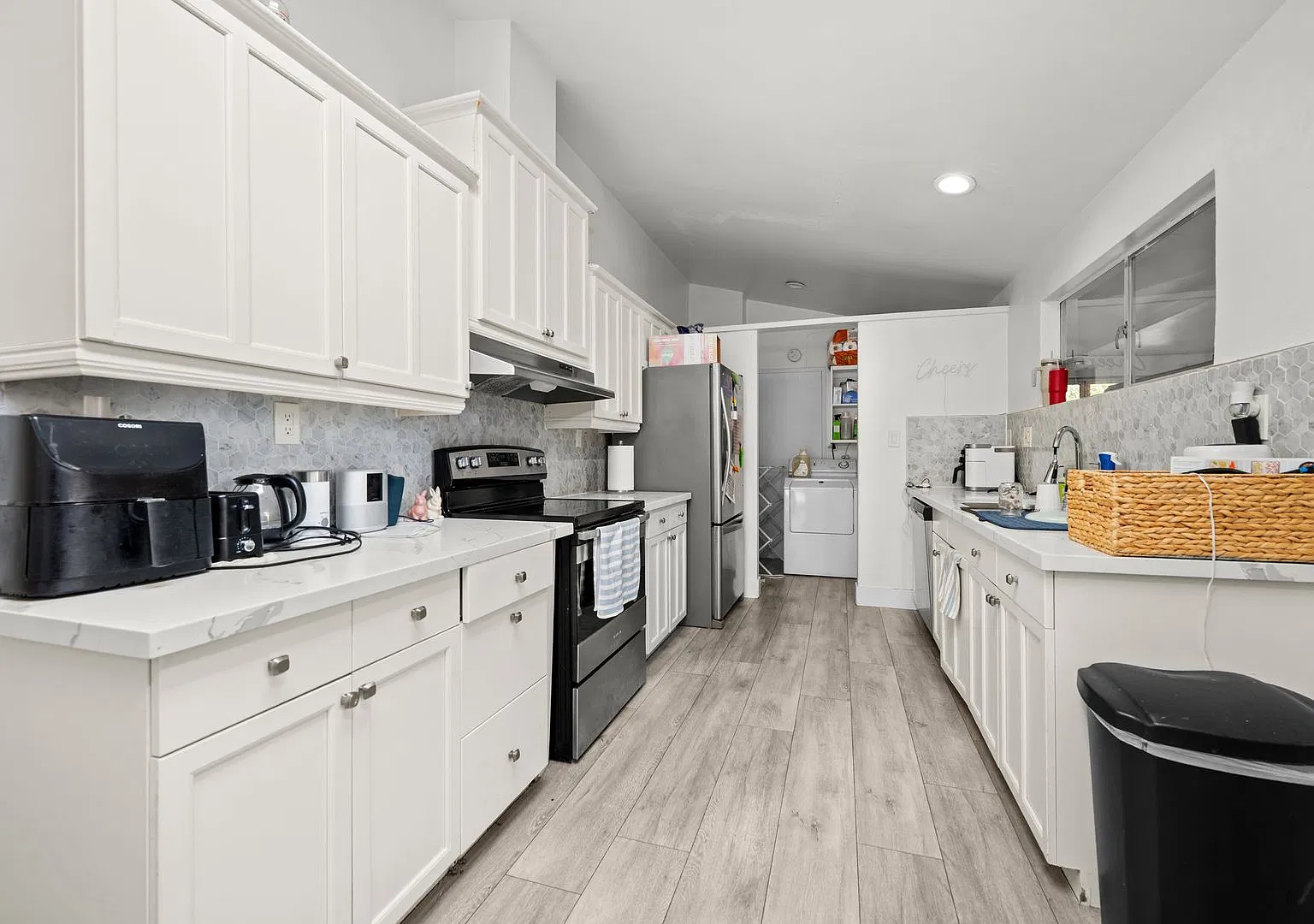 Two kitchens & oversized driveway! — Photo 2