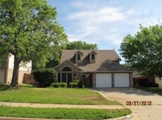 212 Creekside Dr, Hurst, TX 76053
