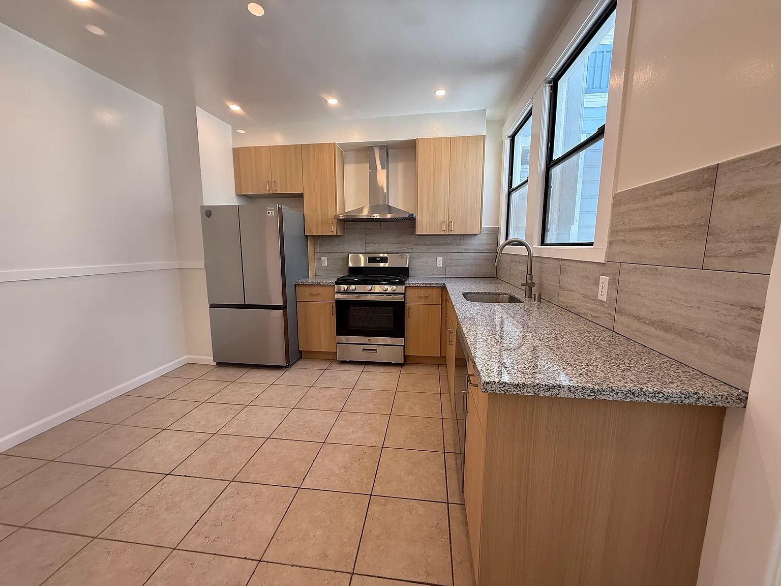 2 bed, 1400 sqft, $8,000 — Photo 2