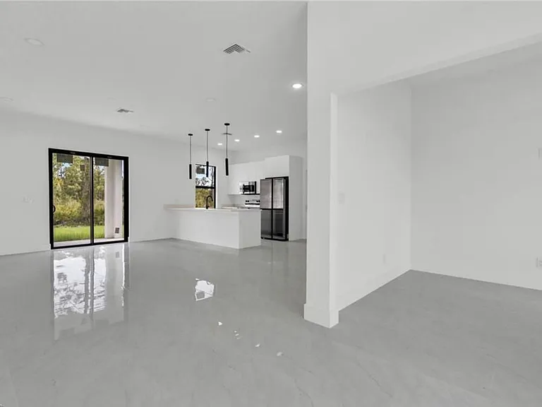 406 W 11th St — Photo 3