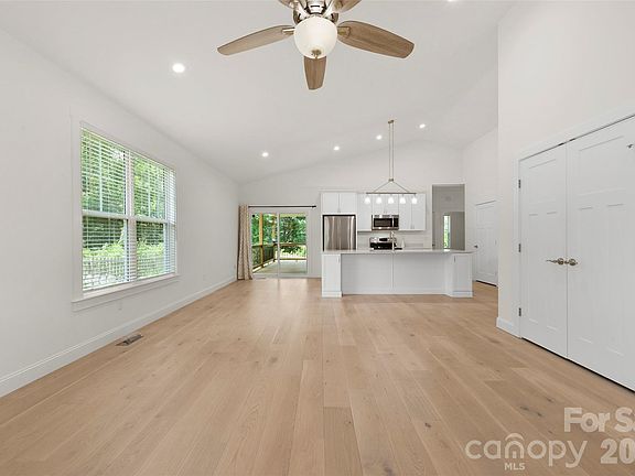 5th image of 201 N Mapleton Dr