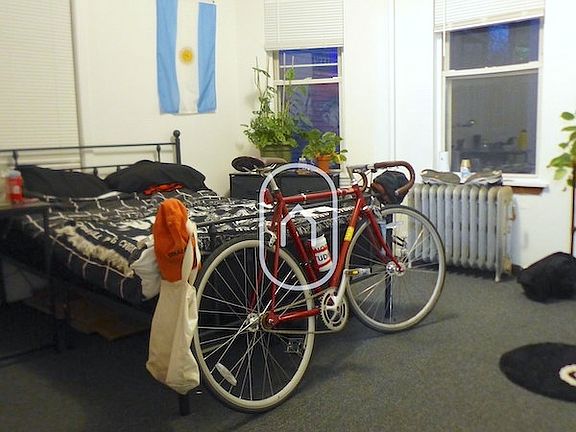 5th image of 826 Huntington Ave