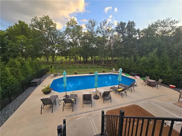 525 Shore Dr, Greenwood, MO 64034