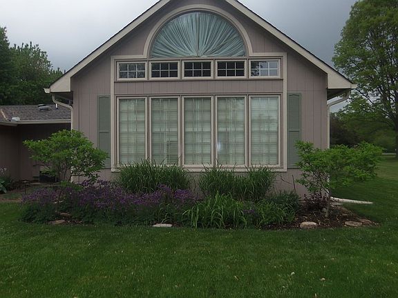 MBR, 16' catherdral ceiling 