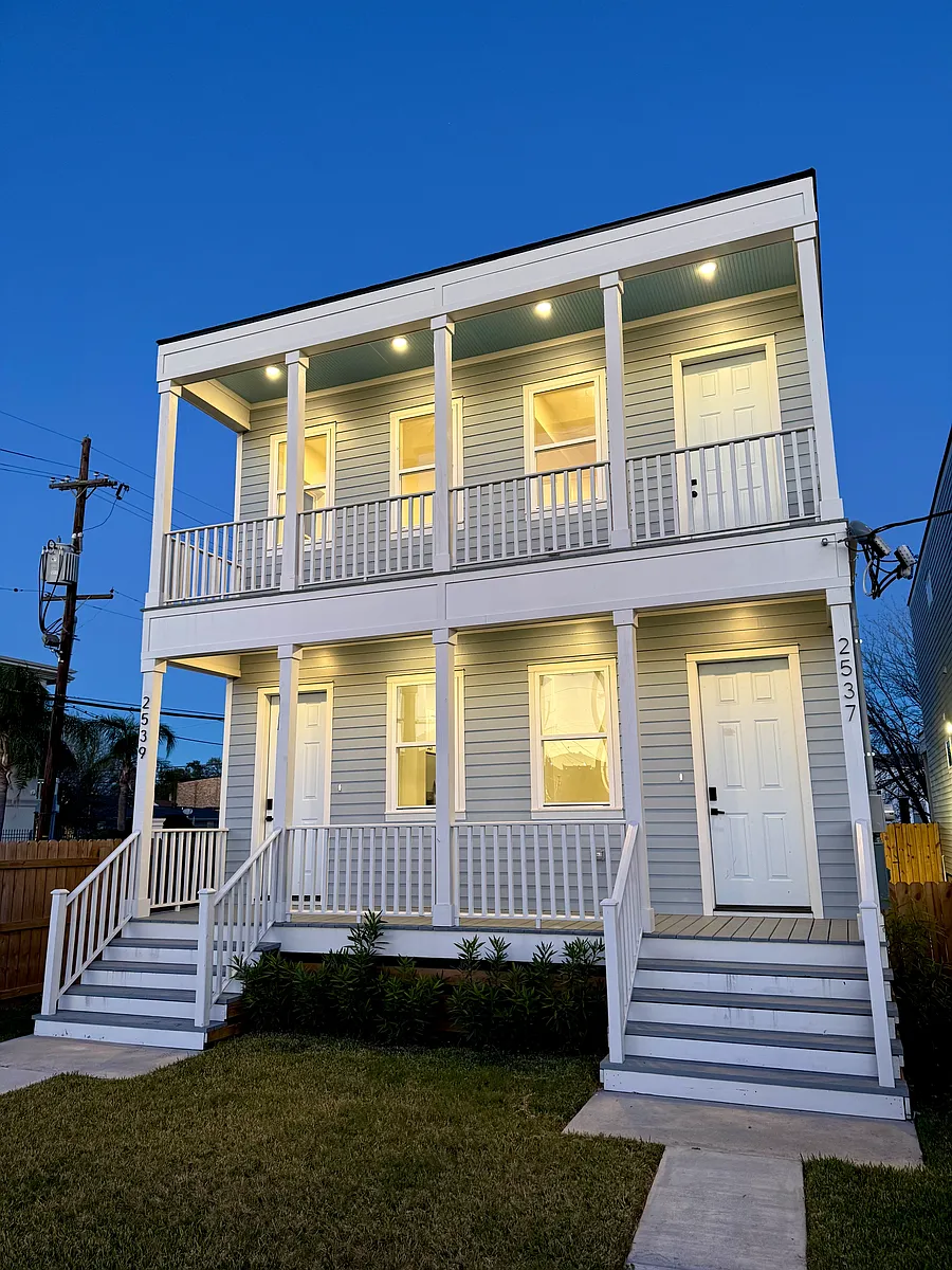 front view dusk - 2539 Amelia St