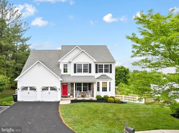 1012 Country Walk Dr, Pottstown, PA 19465