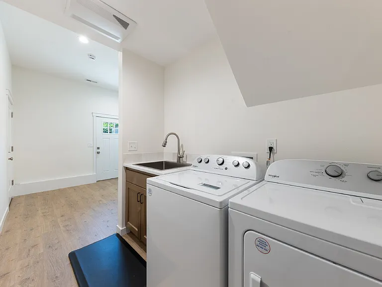 210 NE Ford St — Photo 23