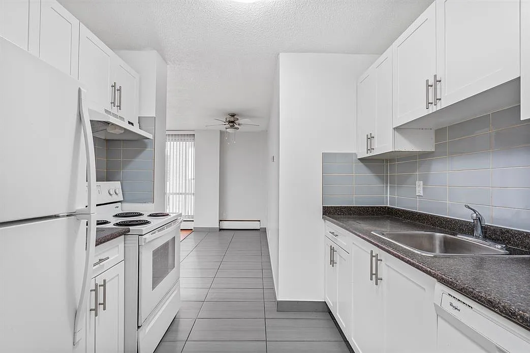 Park Royal Apartments — Photo 1