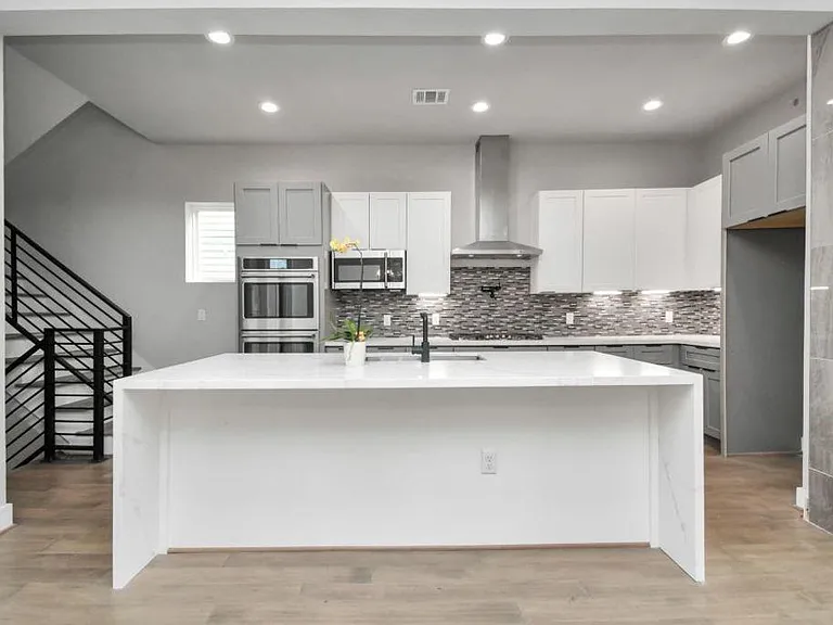 1320 Eberhard St — Photo 15