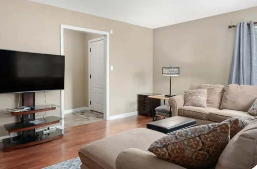 1717 Rockne Dr — Photo 4