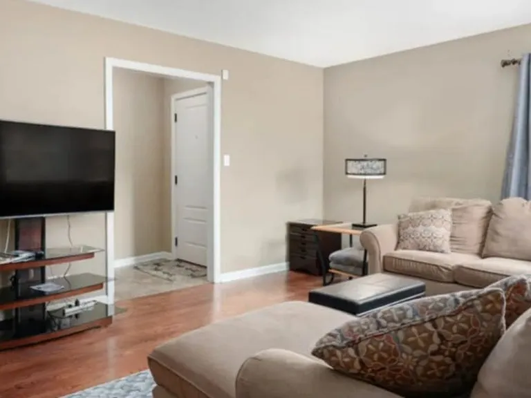 1717 Rockne Dr — Photo 4